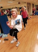 Los ancianos realizan ejercicios de bajo impacto
