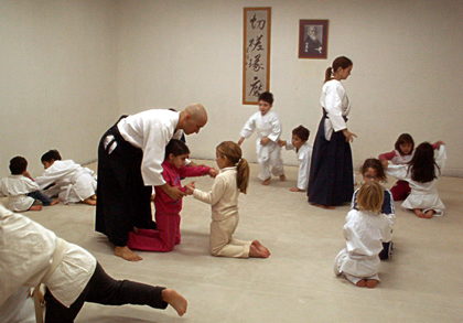 Personas de todas las edades practican la técnica Aikido 