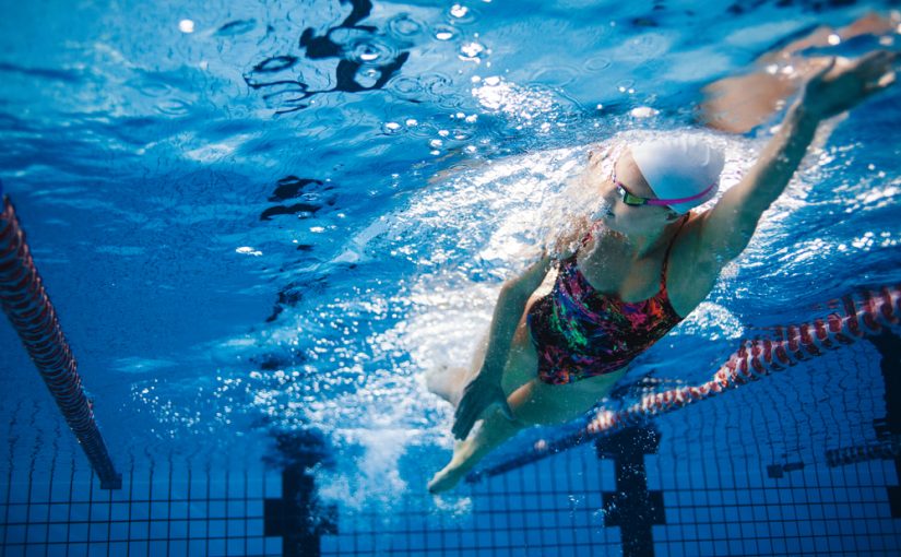 ¿Cómo se deben utilizar las lentillas diarias si practicas natación?