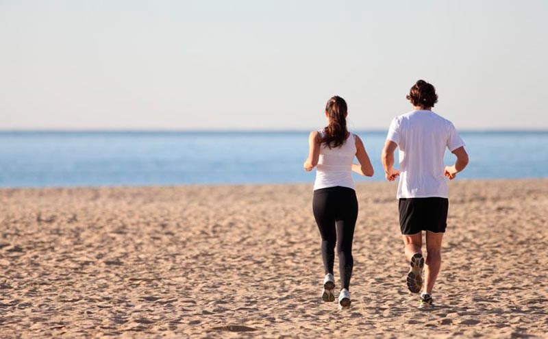 Ventajas e inconvenientes de correr descalzo por la playa