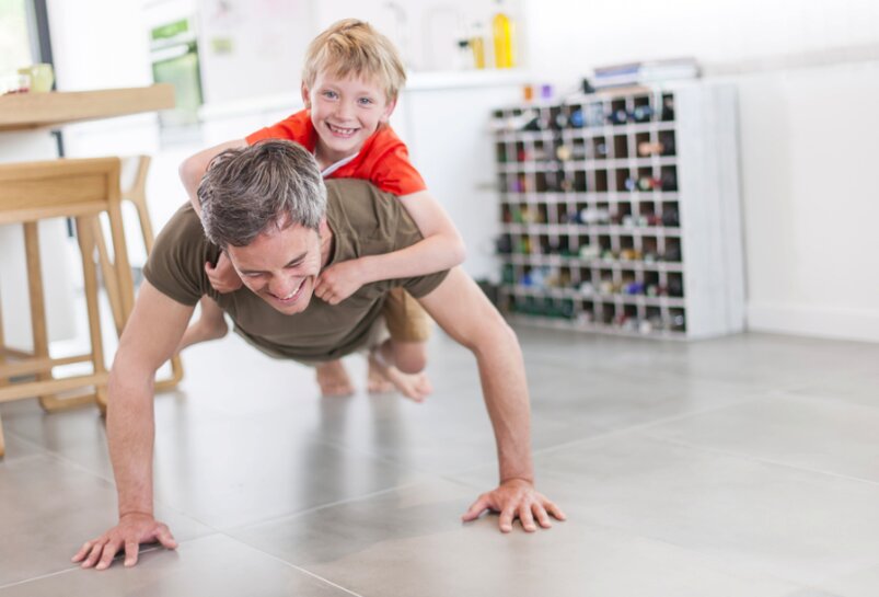 5 ejercicios fáciles y divertidos para entrenar con los niños en casa