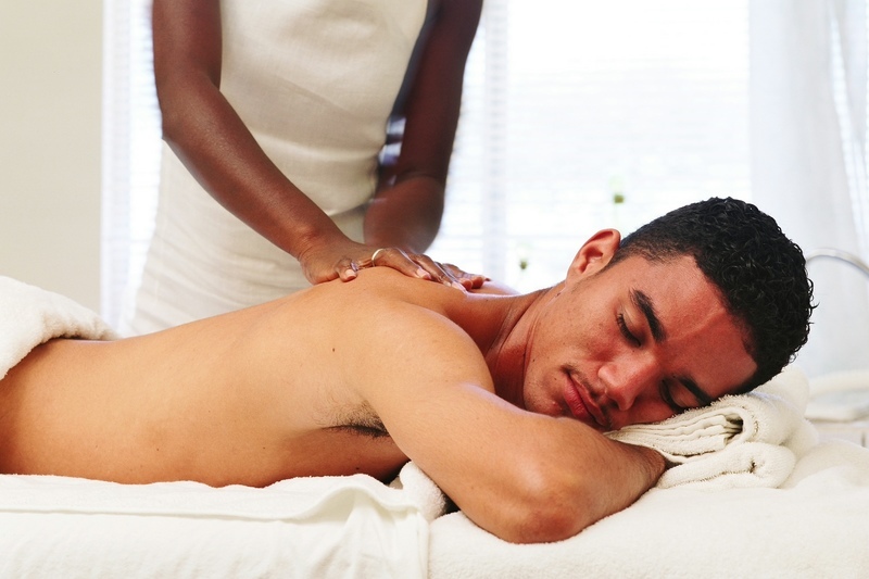 Los masajes deportivos previenen lesiones durante una competencia