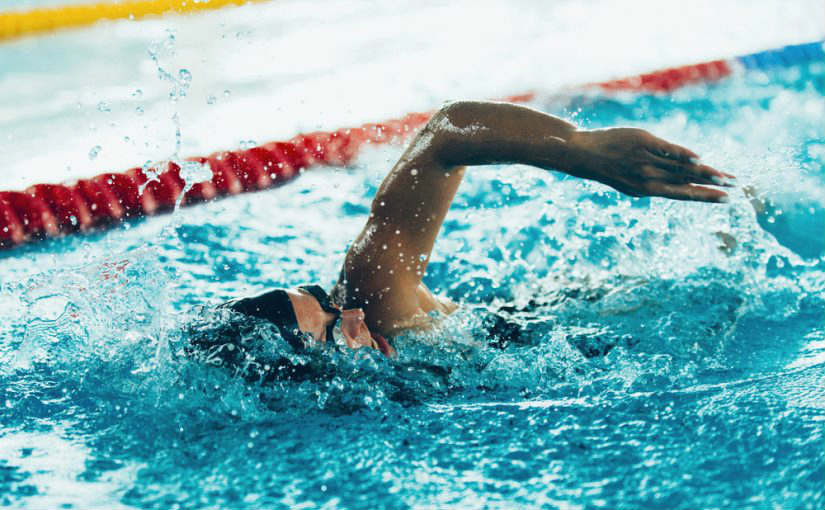 Nadar ayuda a reducir la escoliosis