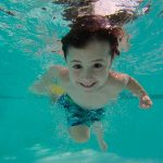 Ejercicio de natación para niños