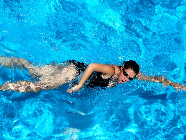 ¿Practicas natación? Consejos para mejorar tu técnica este verano