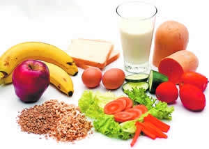 Dieta alimenticia rica en frutas, verdura, lácteos y sus derivados 