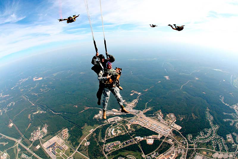 En qué consiste el salto en tándem del paracaídas