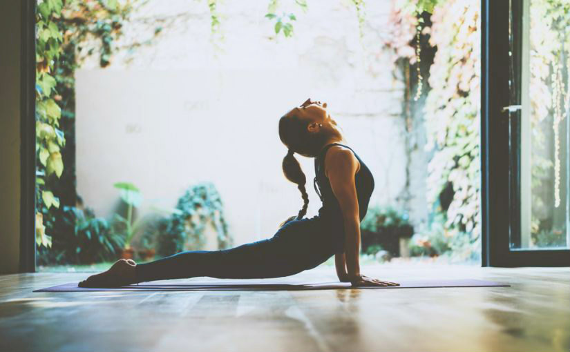 Practicar yoga contra la escoliosis
